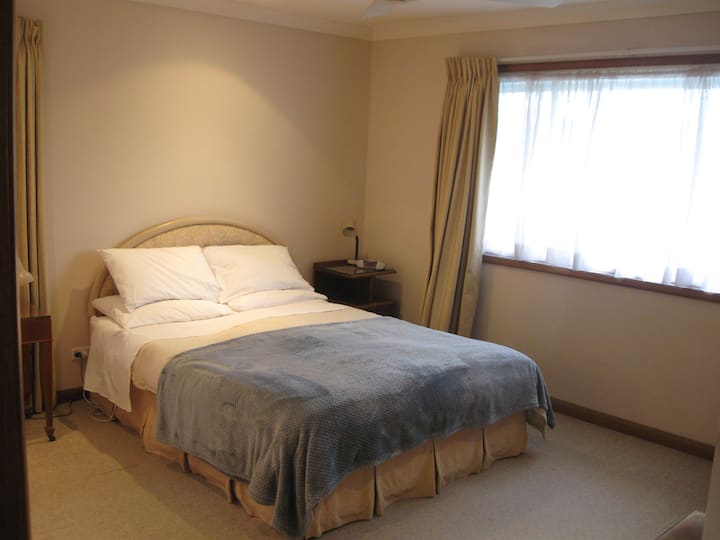 غرفة نوم رئيسية بسرير بحجم كبير