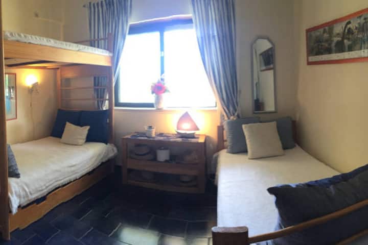 Chumba kwa ajili ya watu 3
Chumba kwa ajili ya watu 3
Chumba kwa ajili ya watu 3
Chumba cha kulala kwa watu 3