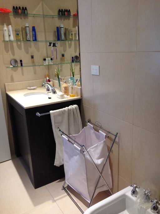 Amplio Baño con ducha