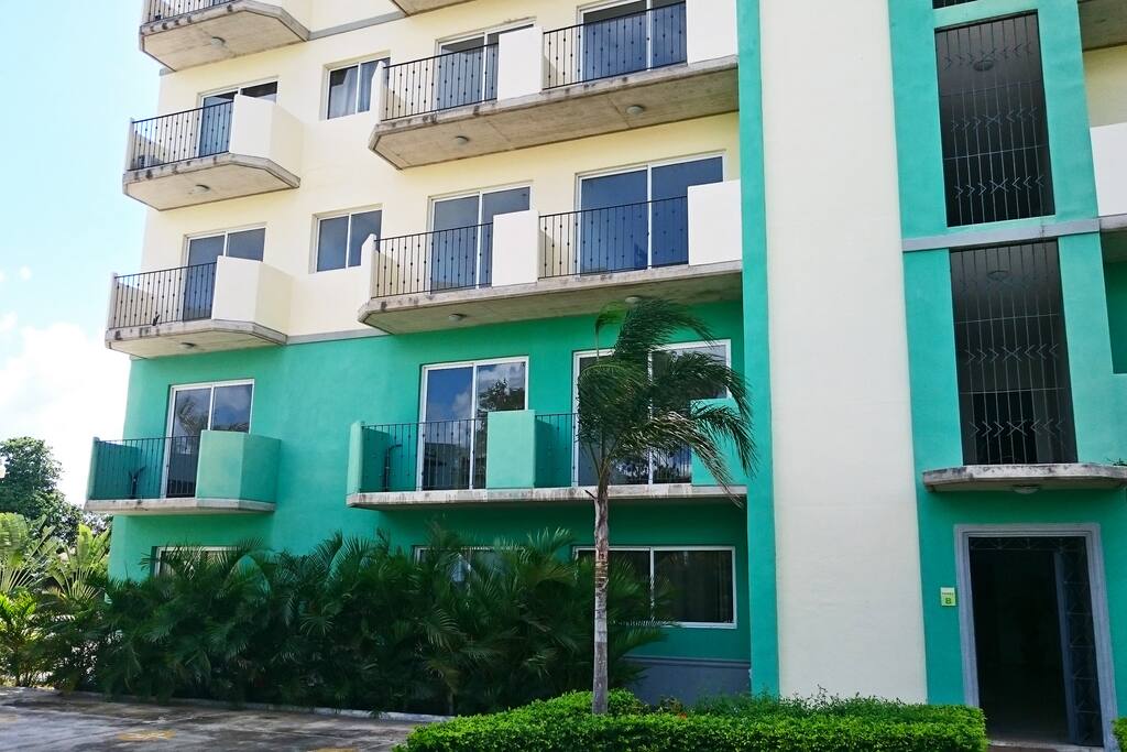 Los balcones del apartamento - primer nivel pintado de amarillo