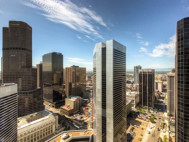 ~Comfy beds, Upscale space, Center of Downtown!