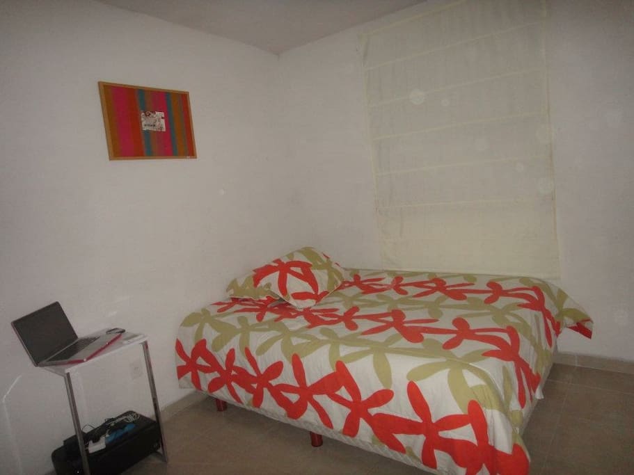Cuarto con cama individual
Con su propio baño y sábanas limpias y almuada incluye y con llave para tu cuarto