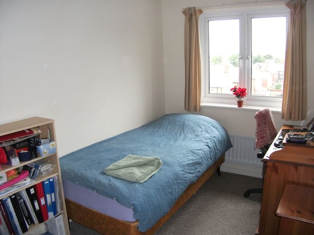 SUNDERLAND CENTRAL FLAT NEAR BUS STATION AND METRO