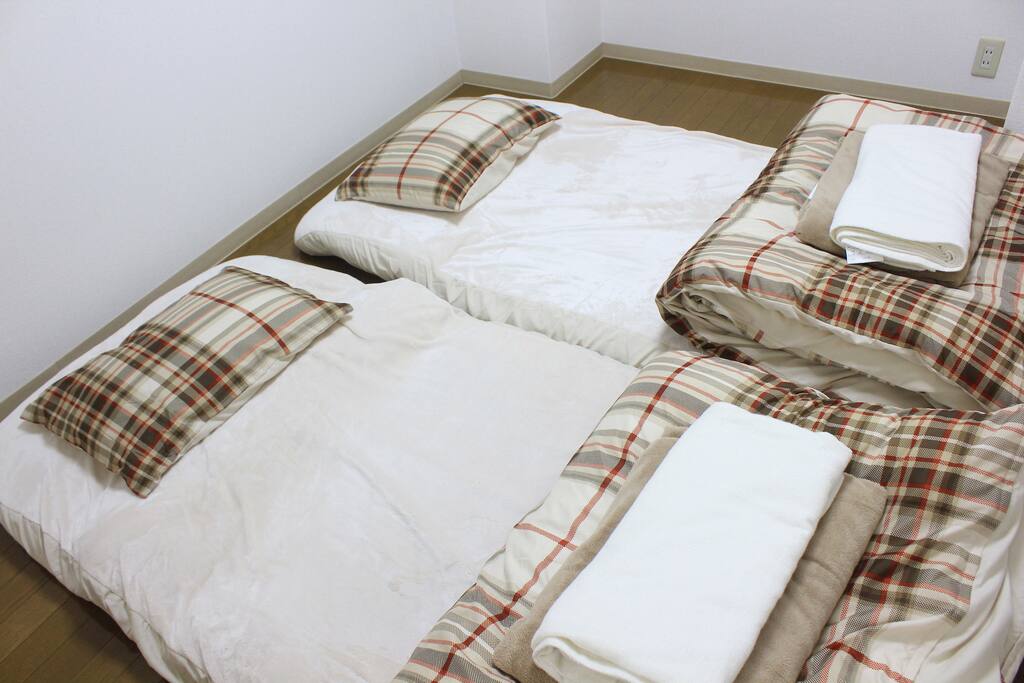 There are 5 beds.