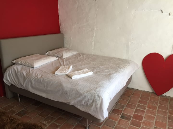 Cama doble con dos colchones separados y dos edredones separados. 
