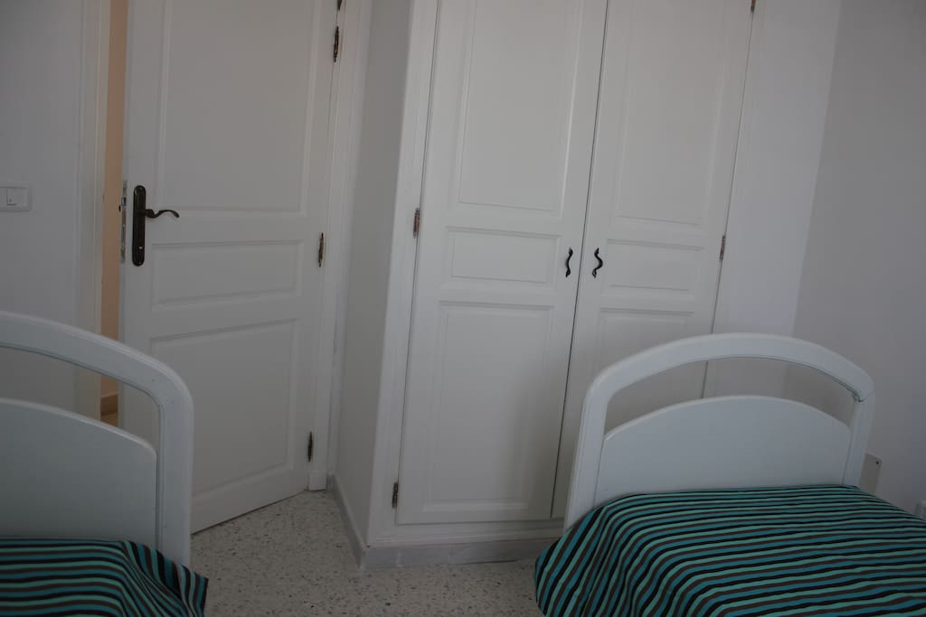 chambre avec deux lits séparés et placard