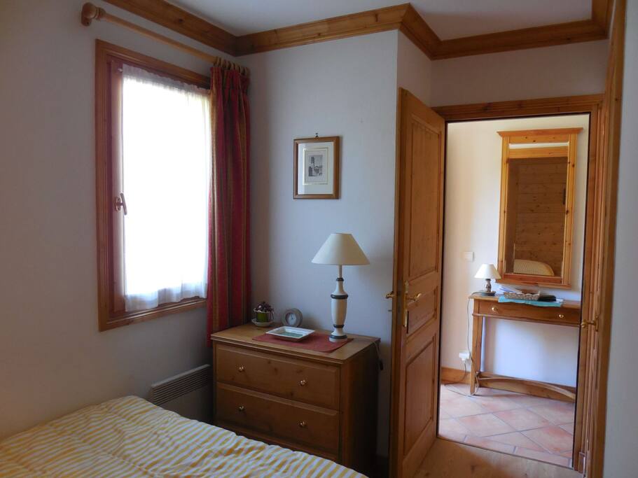 chambre parentale rez de chaussée, avec salle de douche