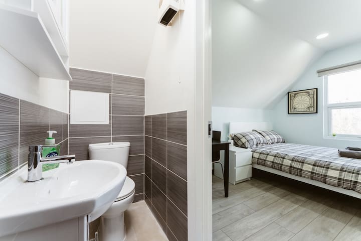 LondonFlatsDFM managed Airbnb listing 2