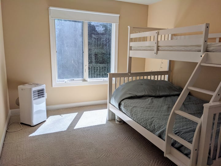 Спална соба на вториот кат со кревет на спрат (полн + брачен кревет (широк 180-220 см) и сопствен клима уред/греење
