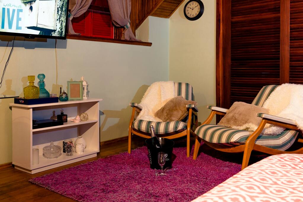 Sala para curtir momentos de descanso e entretenimento durante sua viagem.
