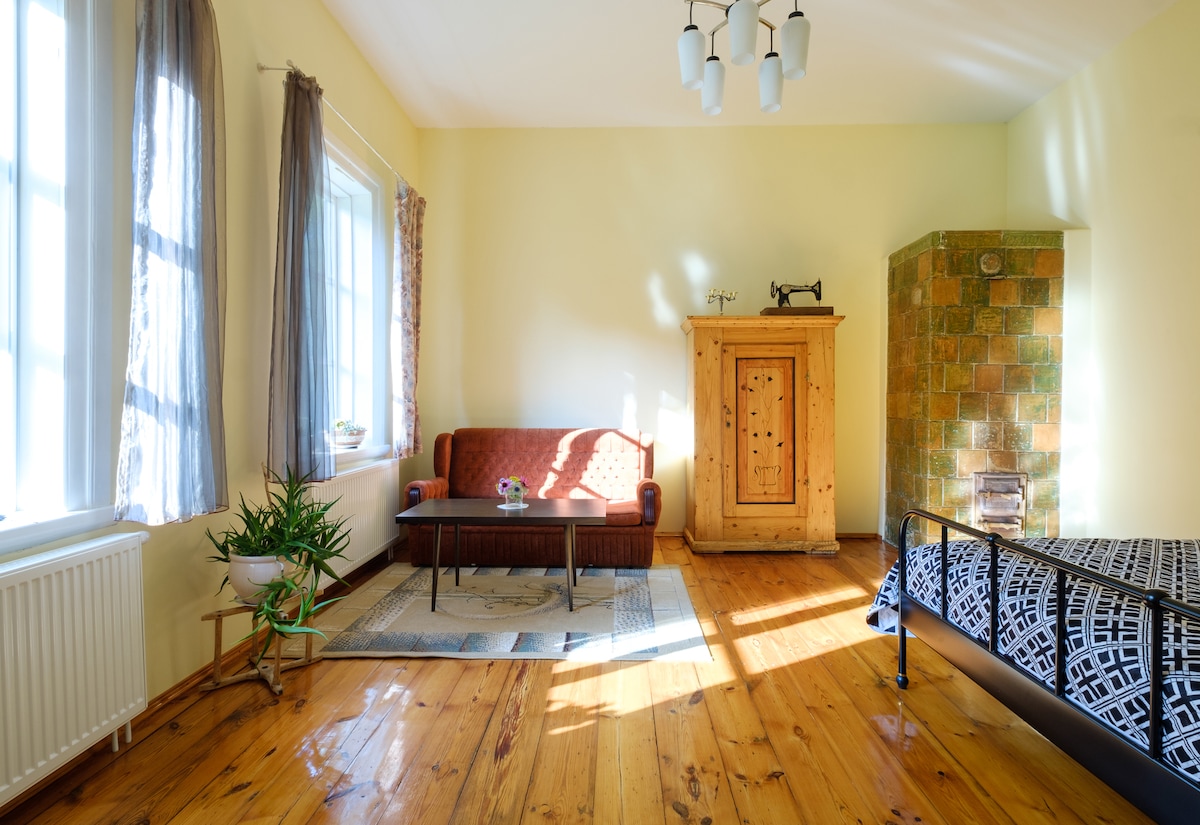 With house facade facing west, the sun won't wake you up early.