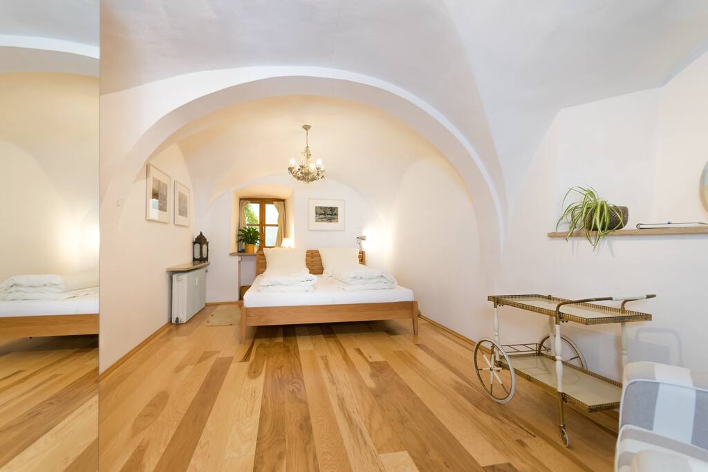 Überblick über Schlafzimmer mit schönen alten Gewölben