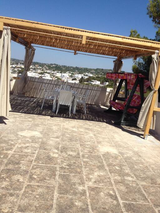 Gazebo in legno ombreggiato e con tende richiudibili.La terrazza offre un panorama unico grazie alla sua posizione molto elevata rispetto al resto degli appartamenti.
