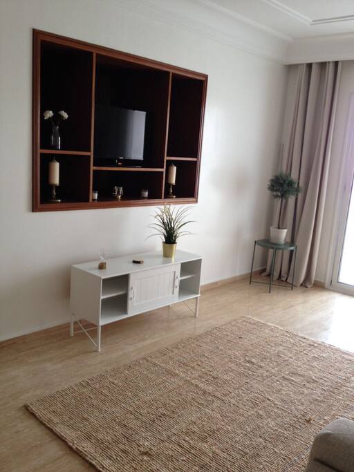 TV in the wall with cable (worldwide channels)