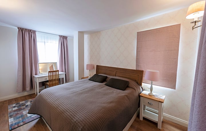 Habitaciones elegantes y espaciosas con camas individuales y superking 