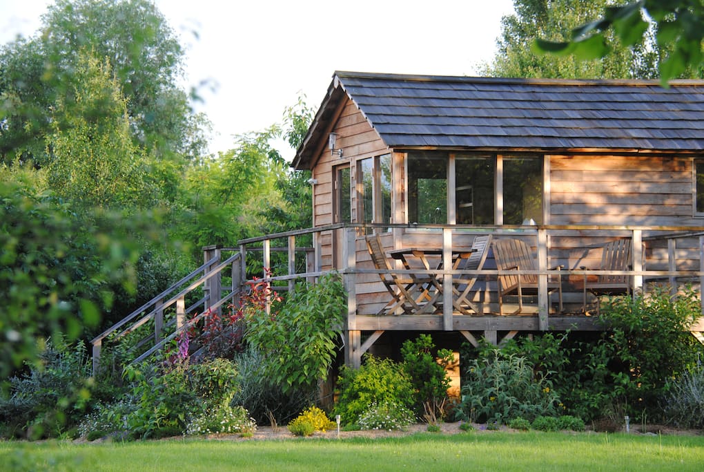 Cabane nichée dans la verdure