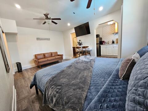 Pool House with King Bed ~ Private & Peaceful