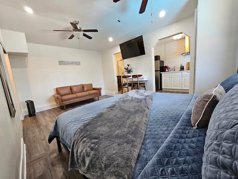 Pool House with King Bed ~ Private & Peaceful