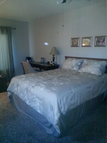 Quiet retreat near Phoenix Sky Harbor Airport