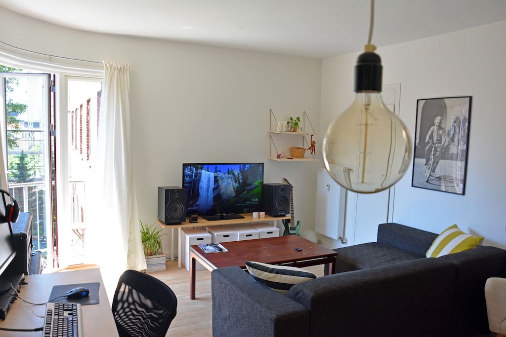 Living room, balcony to the left