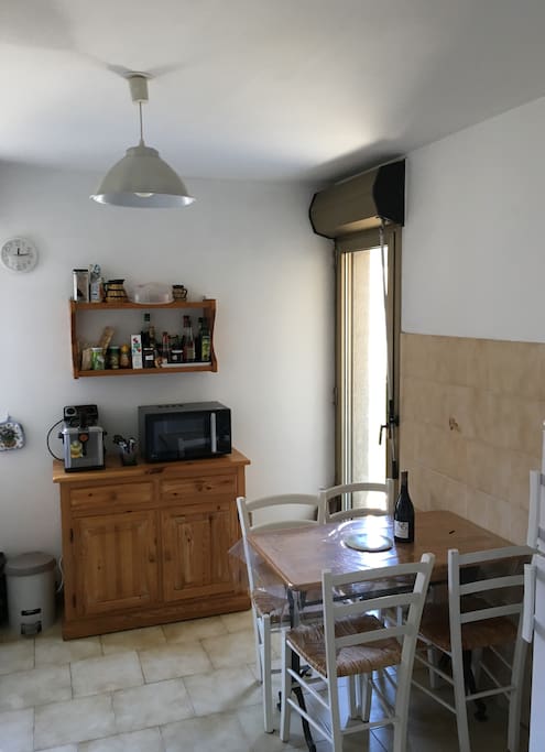 La cuisine avec accès sur la terrasse.