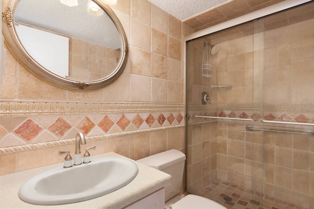Bathroom,Indoors,Bathtub,Tub,Room