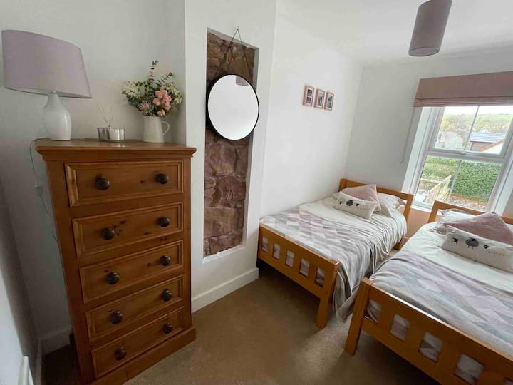 غرفة النوم المزدوجة وسريران مفردان مريحان. تغفو مع الأغنام! غرفة هيردي! وحدة درج طويل 