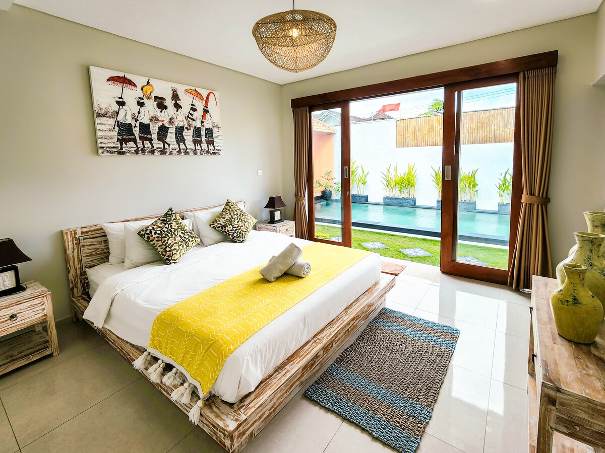 Спалня 20 кв.м. със суперголямо двойно легло (180 х 200 см.) + баня с душ. 