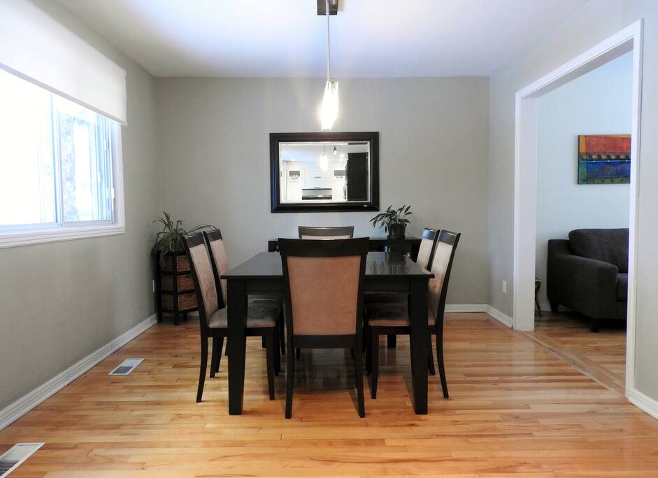 Salle à manger (table pouvant accueillir jusqu'à 8 personnes)