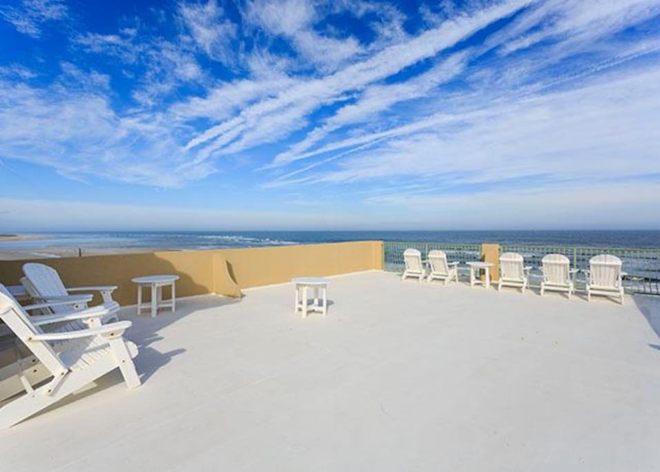 Rooftop Deck - Endless sea and sky and even sunset - The 1,500-square-foot rooftop deck offers panoramic views of the Atlantic Oc