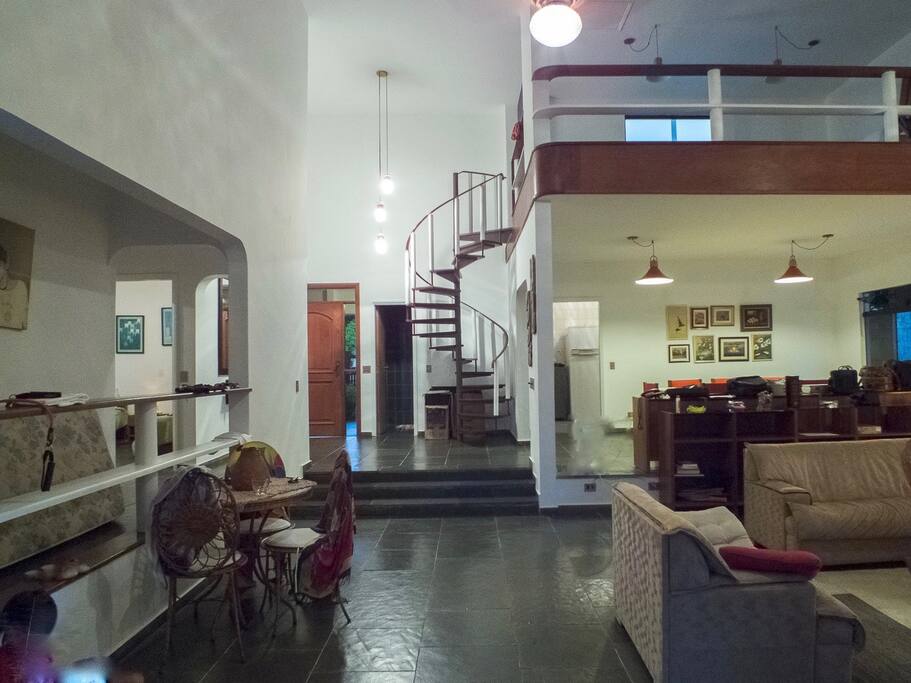 Hall de entrada com pé direito duplo