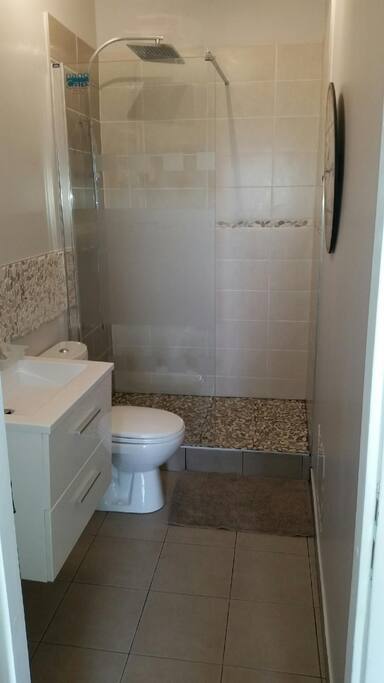 Salle de bain refaite à neuf avec sa douche italienne