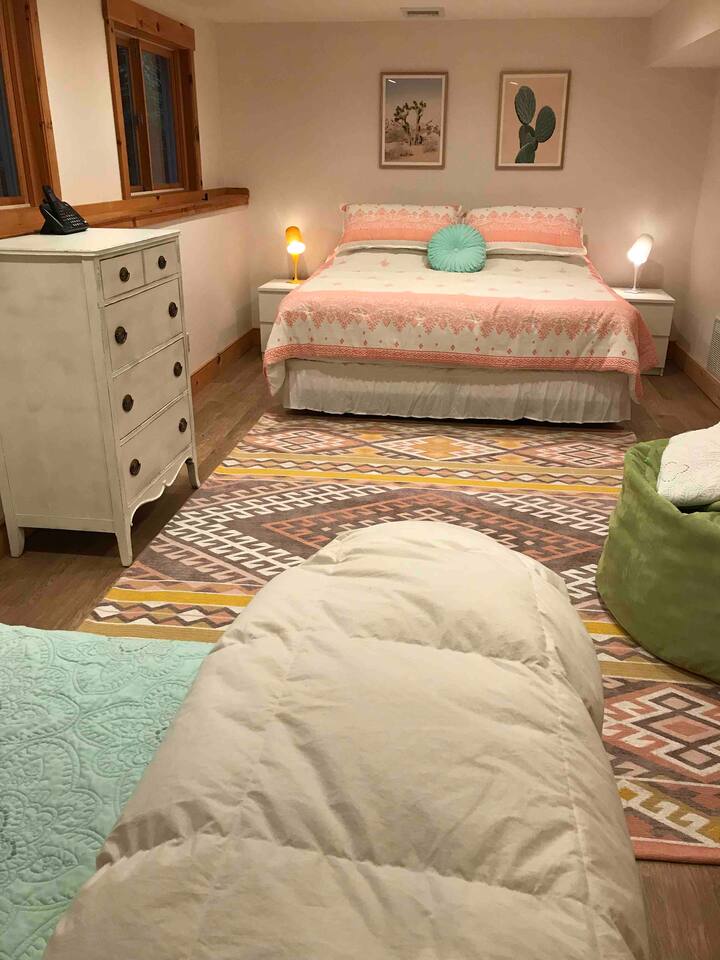 Dhomë gjumi në bodrum
