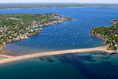 Walk to Old Town Marblehead - 1 room.