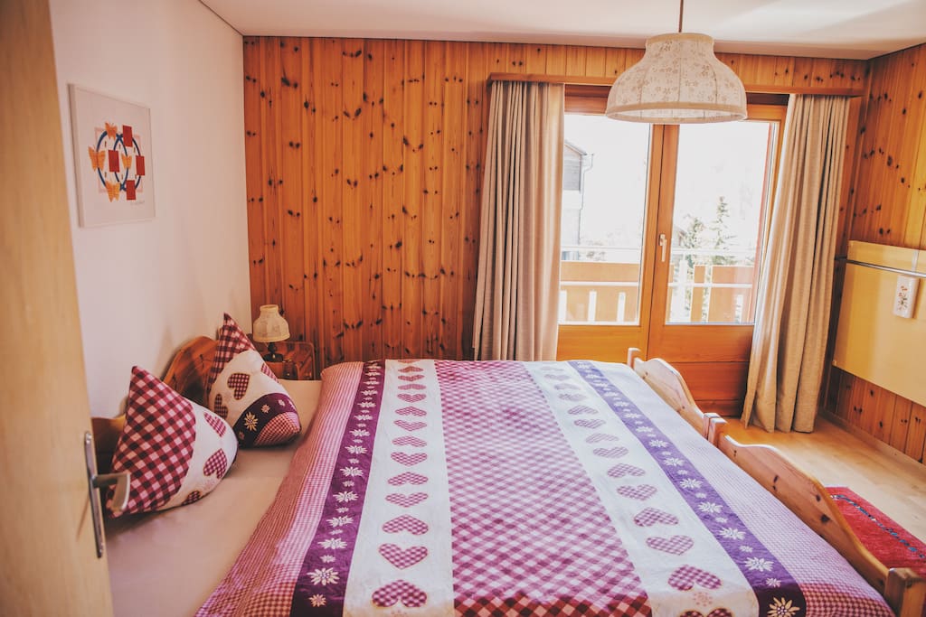 Schlafzimmer mit Doppelbett