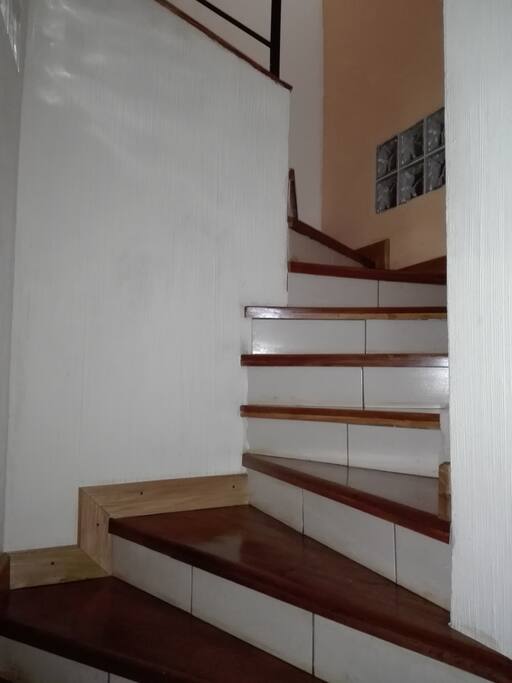 gradas para llegar a la habitación.