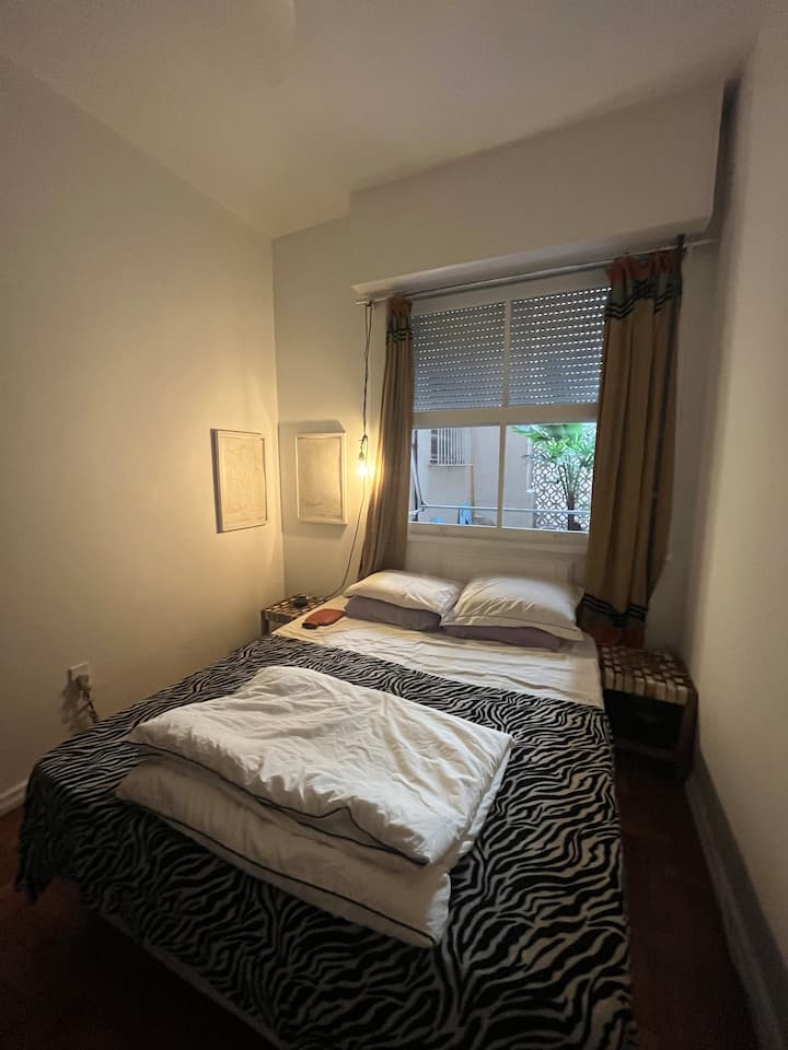 Dormitorio tranquilo con cama dividida