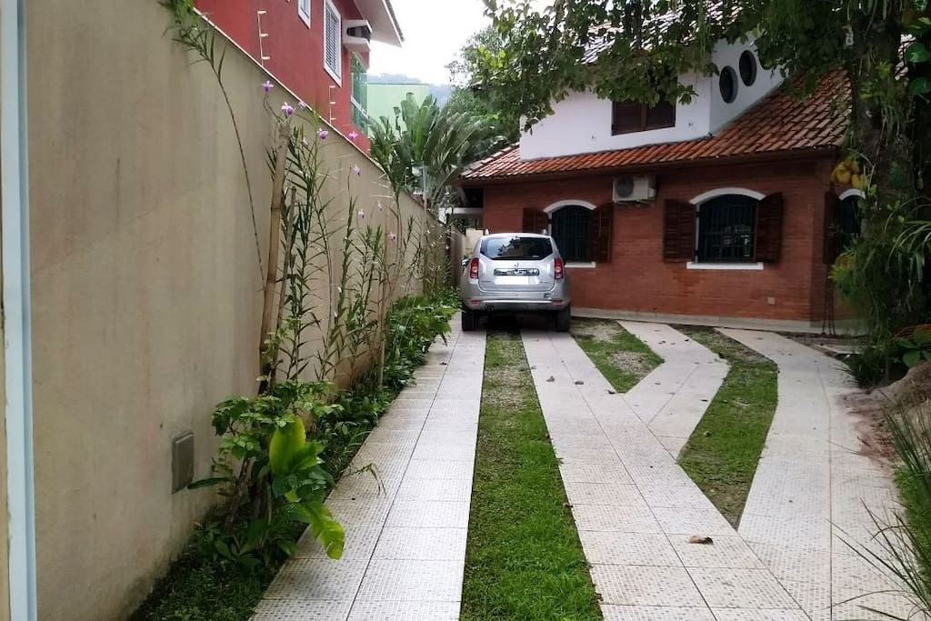 fachada e entrada de veículos