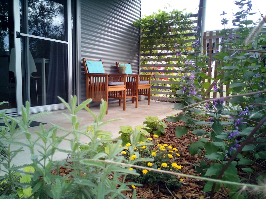 Private covered veranda looking over the cottage garden, perfect for that first cup of coffee or in the evenings a glass of Hunter Valley wine!