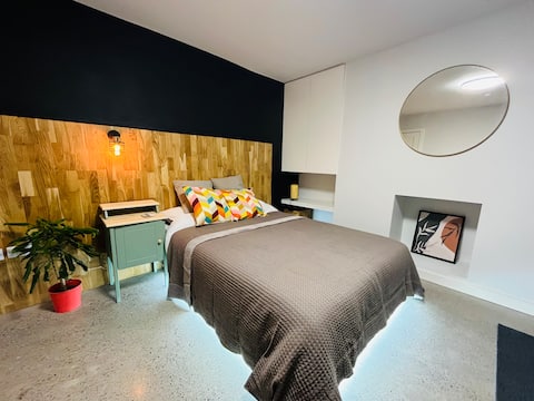 Top performing Airbnb: City Studio with double bed and underfloor heating in Cabra Glasnevin