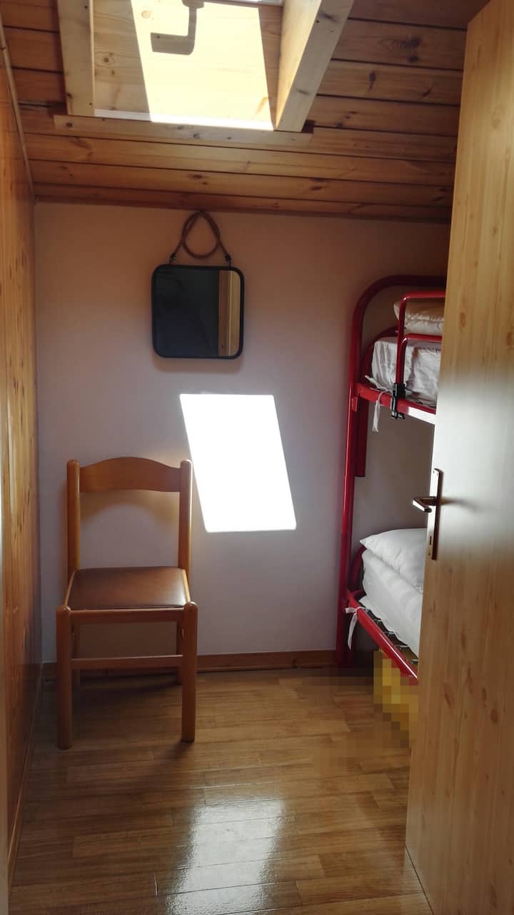 غرفة نوم بسرير بطابقين