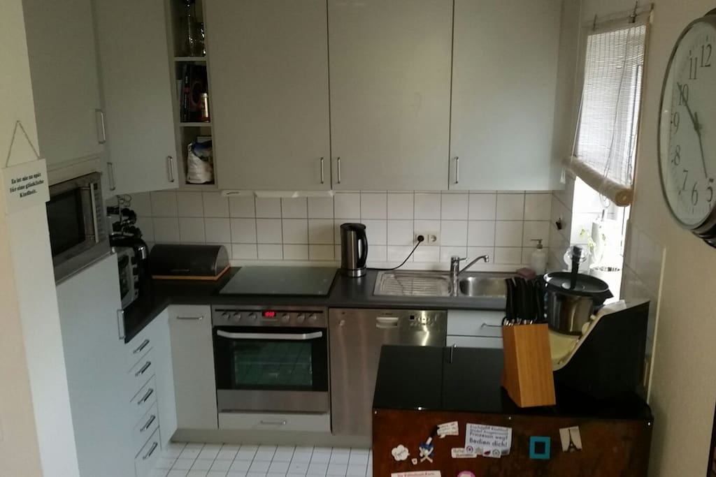 kleine Küche mit allem drum und dran
