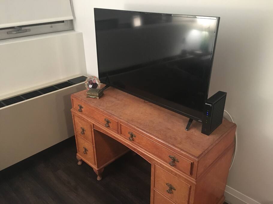 Smart tv; free WiFi!