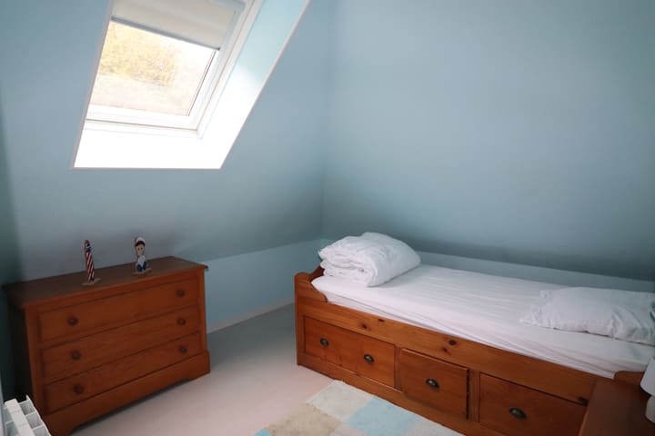 Chambre bleue, lit 90×190 à l'étage 