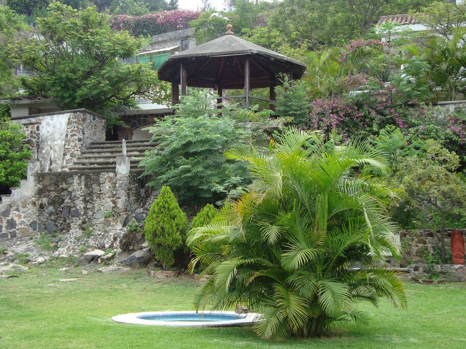 OTRA VISTA DEL JARDÍN, EN LA CUAL SE PUEDE APRECIAR EL JACUZZI.