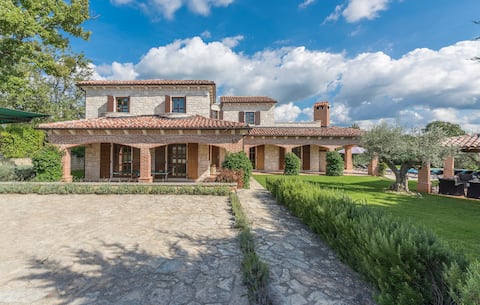 Successful Airbnb property: Luxury Unique Stone Villa Rustica in Istria in Katun Cattuni
