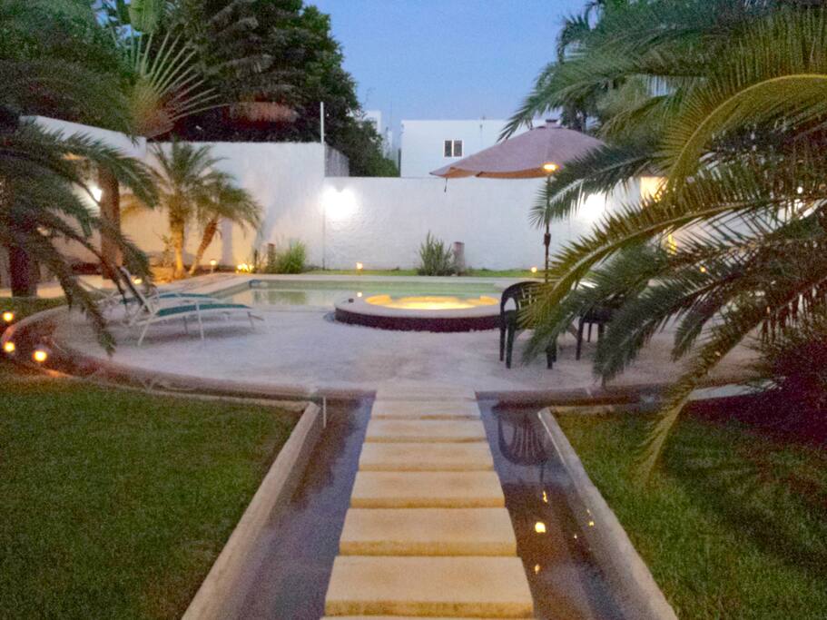 Después de un día en la calle, llega a casa y refrescate en el jacuzzi y la picina.