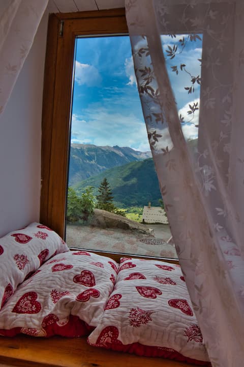 Atypical vaulted ceiling with fireplace 4pers 70m2