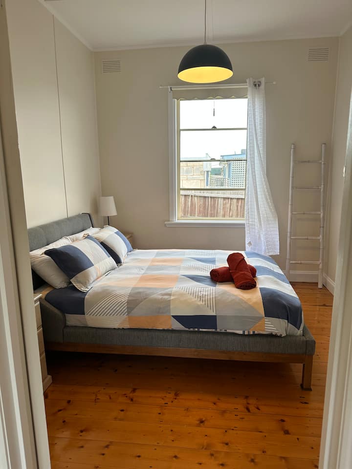 ห้องนอนที่ 2 มีเตียงควีนไซส์