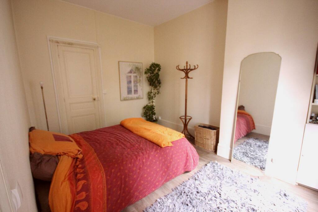 La grande chambre! The big bedroom!